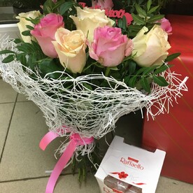 Поздравление букет с топпером и коробкой конфет