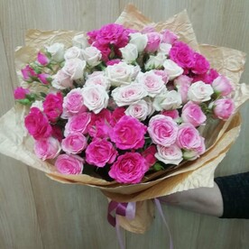 Букет кустовые розы малинка