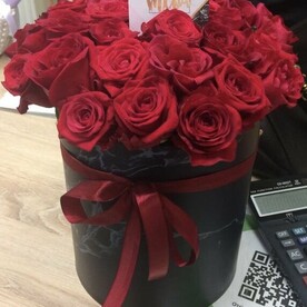 Розы в шляпной коробке