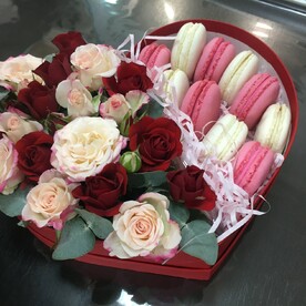 Коробка сердце макаруны