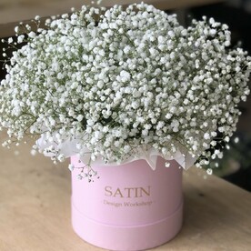 Композиция из гипсофилы в шляпной коробке