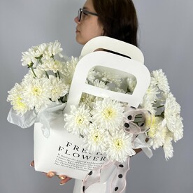 Хризантема белая в сумочке