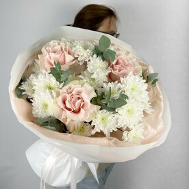 Хризантемы белые с розовыми розами и эвкалиптом