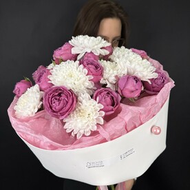 Букет пионовидных роз и хризантем