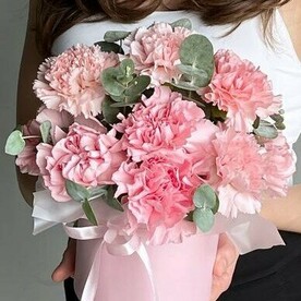 Гвоздика розовая с эвкалиптом в шляпной коробке