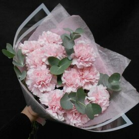 Розовые гвоздики с эвкалиптом