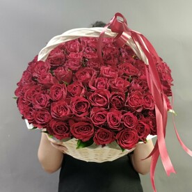 101 красная роза в плетёной корзине
