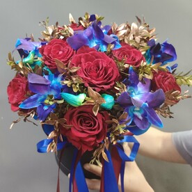 Букет роз с орхидеями в шляпной коробке