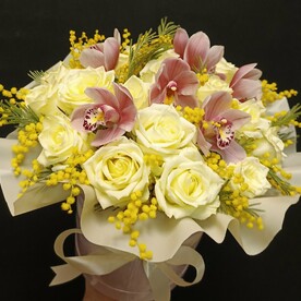 Весенний букет в шляпной коробке