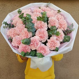 Букет из гвоздик и эвкалипта