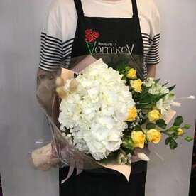 Букет с гортензией и розами