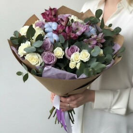 Букет с розами и хлопком "Трепетная любовь"