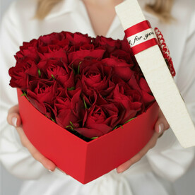 Цветочная композиция из роз в коробке-сердце "Сердце Амура"