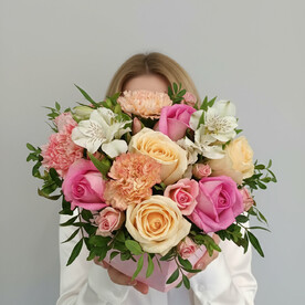 Цветочная композиция в коробке-сердце "Сердечный аромат"