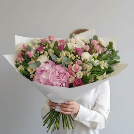 Букет с гортензией и розами "Романтика"