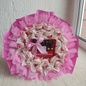 Сладкий букет из конфет Рафаэлло и шоколада Риттер спорт