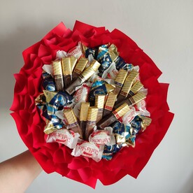 Сладкий букет из конфет Рафаэлло, Мерси и Вдохновение