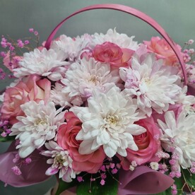 Корзина с розами и хризантемой