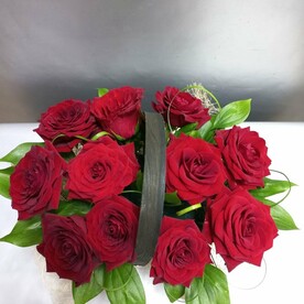 Корзина красных роз
