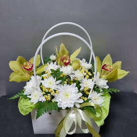 Орхидеи и хризантема в сумочке