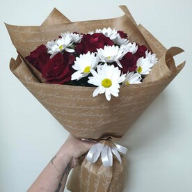 Букет из роз и ромашковой хризантемы