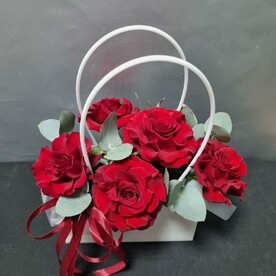 Красные розы в сумке