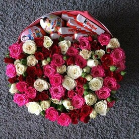 Кустовые розы в коробке с Киндер