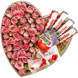 Кустовая роза в коробке с киндер
