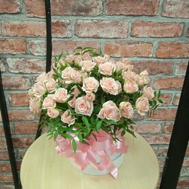 Кустовая роза Лидия в шляпной коробке