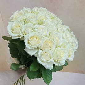 Букет белых роз 33 шт