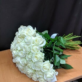 Моно букет белых роз аваланш 51 шт