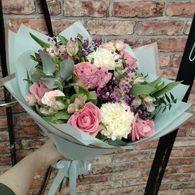 Букет с гвоздикой альстромерией и розами