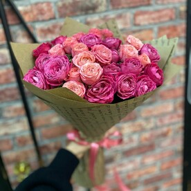 Моно букет пионовидных кустовых роз 11 шт