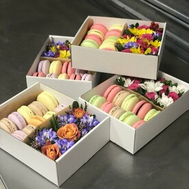 Коробочка с цветами и макаруни