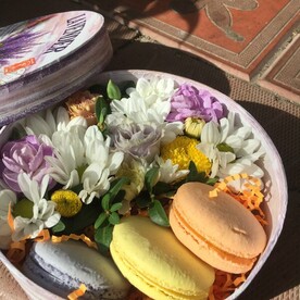 Коробка с цветами и макаруни МИКС