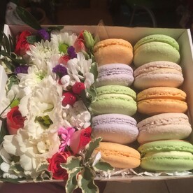 Цветочная композиция с макаруни