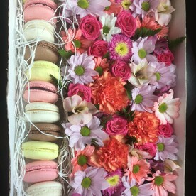 Коробка с цветами и макаруни