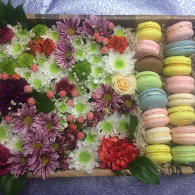 Коробка с цветами и макаруни