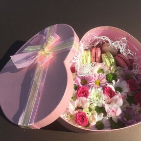 Коробка с цветами и макаруни