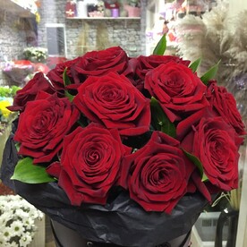 Коробка с алыми розами