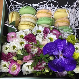 Коробка с цветами и макаруни