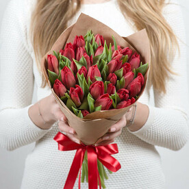 Моно букет 25 красных тюльпанов