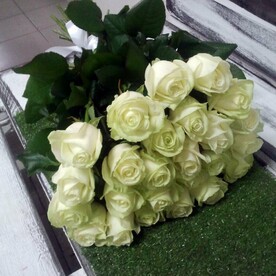 Букет белых роз 25 шт