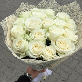 Моно букет 19 белых роз