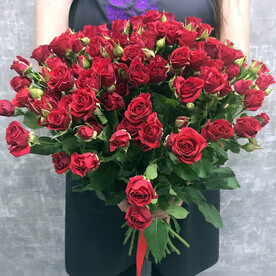 Моно букет красных кустовых роз 21 шт