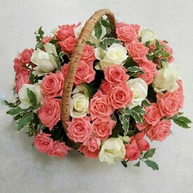 Корзина из кустовых и одноголовых роз