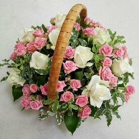 Корзина из кустовых и одноголовых роз