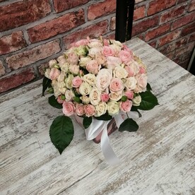 Коробка кустовых роз «Монпасье»