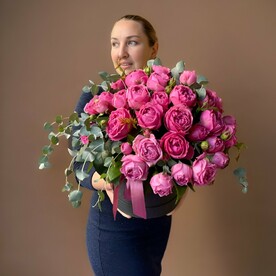 Роза пионовидная кустовая Мисти Баблс, Эвкалипт, Шляпная коробка, Оазис