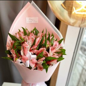 Стильный букет альстромерий